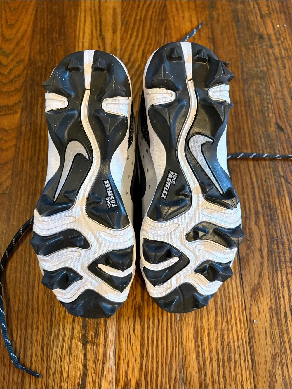 🎉NWOB! Nike Kids White and Black Low-Top Cleats!